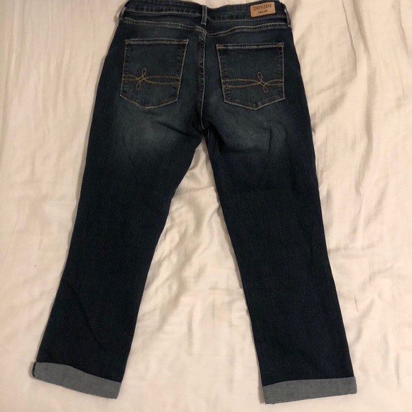 Women’s Cropped Levi’s Jeans - Picture 2 of 4